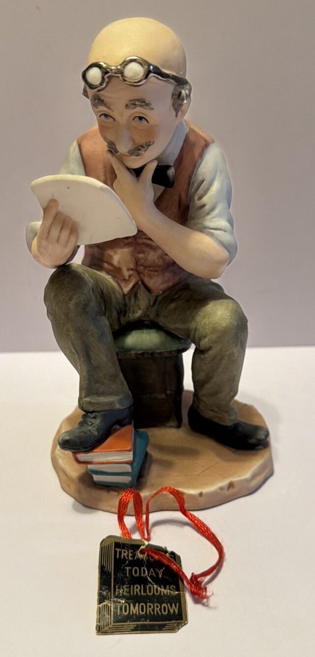 E8138 - COMPODIMONTE PUCCINI THE TAX MAN ACCOUNTANT #3786 FIGURINE